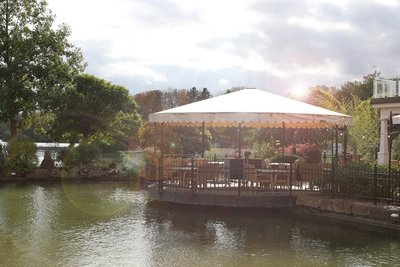 Der Pavillion am See spendet Schatten an einem sonnigen Tag