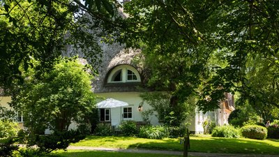 Das Haus am Watt eingebettet in einen einen großen Garten