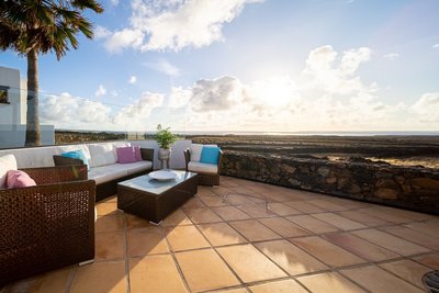 Von der Terrasse haben Sie einen Ausblick bis zum Meer