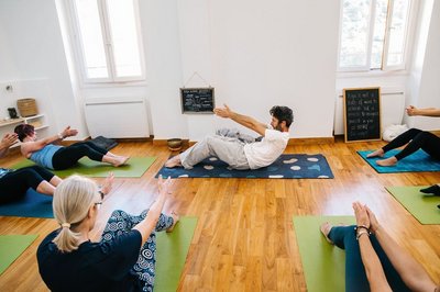 Yoga üben unter der Anleitung von Yogalehrer Benoit