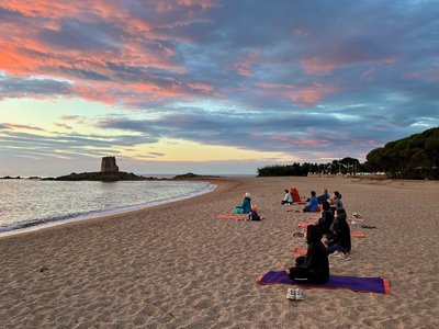 Genießen Sie die traumhaften sardischen Sonnenuntergänge am Strand