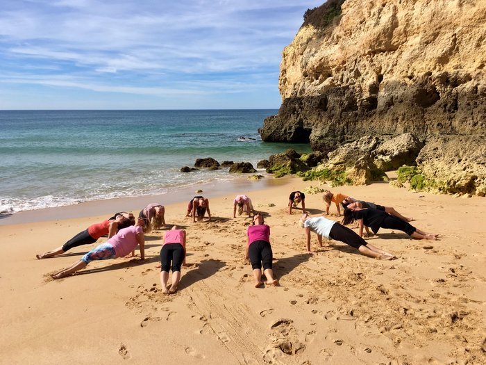 Frauen in der schiefen Ebene am Strand