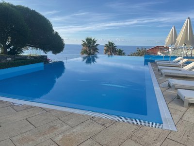 Der Infinity Pool der Hotel Estalagem