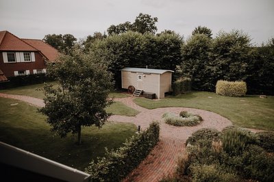 Der großzügige Garten mit Schäferwagen-Sauna