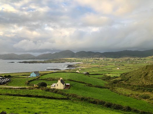 Der wilde Atlantik mündet an die grüne Landschaft Irlands