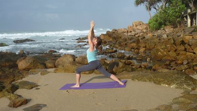 So wie Yogalehrerin Bärbel Wagenbrenner können auch Sie am Strand Yoga üben