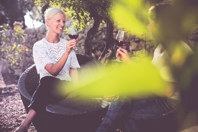 Genießen Sie die angenehmen Temperaturen bei einem Glas Wein im gemütlichen Garten der Finca Son Mola Vell