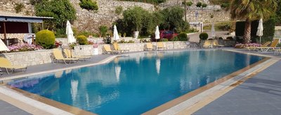 Genießen Sie eine Erfrischung im Pool mit Blick auf das Meer. 