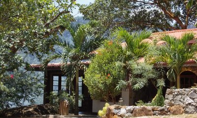 Die Singharaja Garden ECO-Lodge liegt mitten in der grünen Natur Sri Lankas