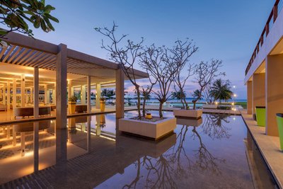 Die stilvolle Terrasse im Amaya Beach Pasikudah