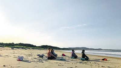 Gemeinsam meditieren am langen Sandstrand Nordportugals