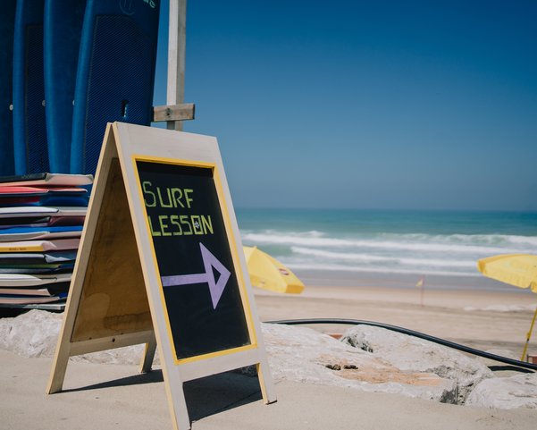 Schild mit Hinweis zur Surf Lesson