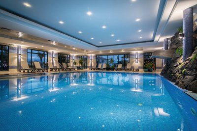 Erfrischen Sie sich im großen Hallenbad oder entspannen Sie im Jacuzzi