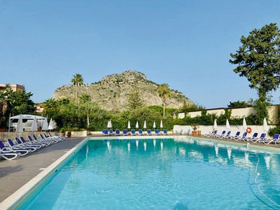 Abkühlen auf großen Pool im Hotel Kalura