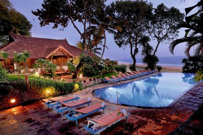 Blick auf den wunderschönen Pool inmitten der Gartenanlage des Somatheeram Ayurveda Resort in Südindien Blick auf den wunderschönen Pool inmitten der Gartenanlage des Somatheeram Ayurveda Resort in Südindien