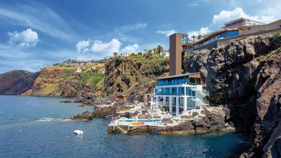 Näher am Meer kann ein Hotel nicht liegen!