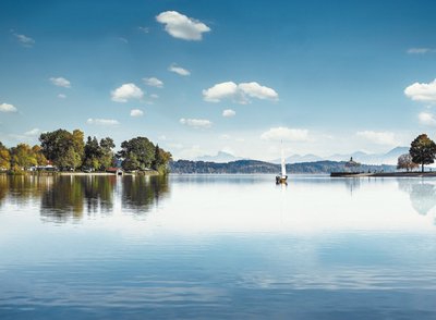 Der Waginger See mit Blick auf die Berglandschaft