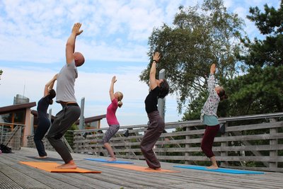 Je nach Wetterlage verlegen Sie die Yogaeinheiten nach draußen