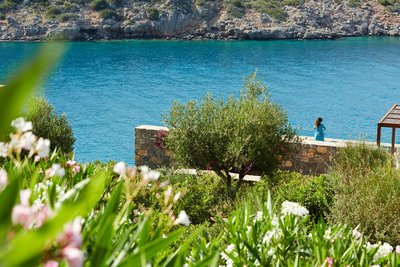 Das Hotel schmiegt sich in die wunderschöne Landschaft der Bucht