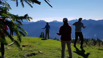 Hoch oben auf dem Berg Qi Gong üben