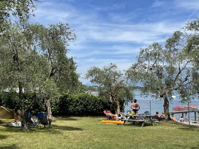 Entspannen Sie am See und finden Sie Ruhe