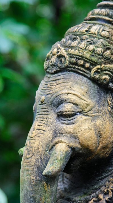Ganesha Statue mit Blume auf Bali