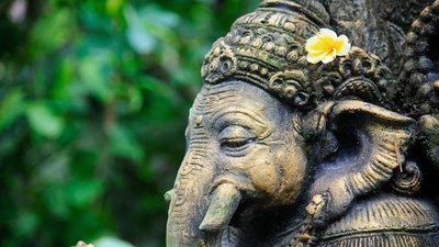 Ganesha Statue mit Blume auf Bali