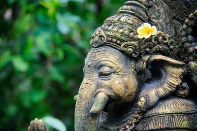 Ganesha Statue mit Blume auf Bali
