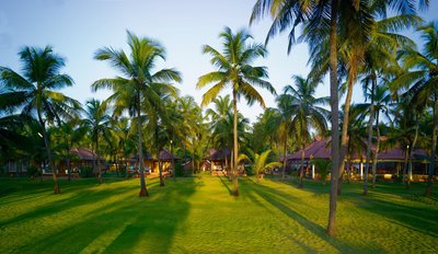 Die Bungalows des Nattika Beach Resorts befinden sich inmitten eines tropischen Gartens