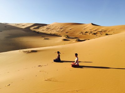 In Ruhe und Frieden Yoga an einem besonderen Ort üben