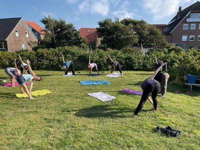 Bei schönem Wetter lädt der Garten zu Yogastudnen ein 