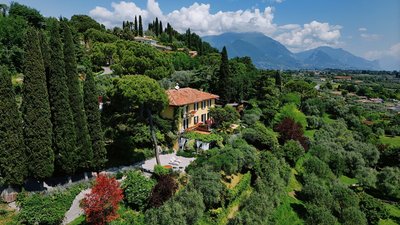 Die Villa Schindler mitten im Grünen gelegen Die Villa Schindler mitten im Grünen gelegen