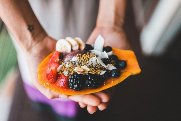 Nachtisch in einer Papaya serviert und mit Obst dekoriert