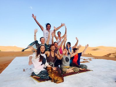 Viel Spaß hat die Yoga-Gruppe in der Sahara