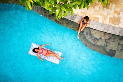 Der Blick auf den Pool von oben
