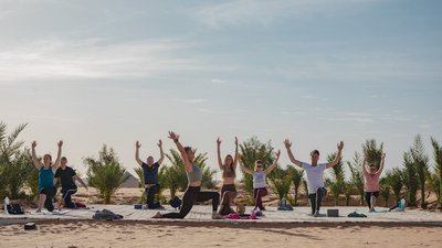 Gemeinsame Yoga-Praxis mit Blick in die weite Wüste