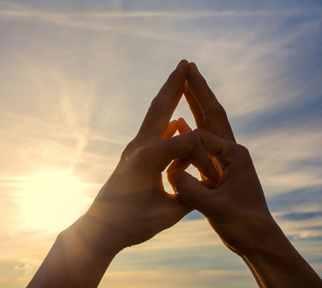 Hände im Yoga Mudra