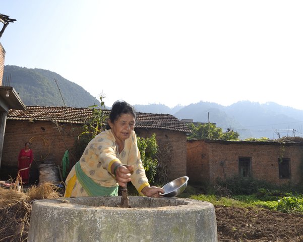 Frau in Nepal bei Hausarbeit