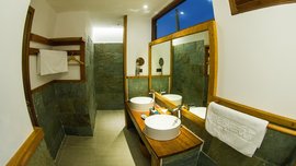Großzügige Ausstattung im Badezimmer des "Seaside Room" Großzügige Ausstattung im Badezimmer des "Seaside Room"