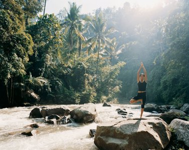 Üben Sie am Ufer des Flusses Ayung Yoga