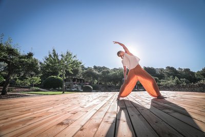 Gibt es einen schöneren Ort als unsere Finca auf Mallorca, um unter freiem Himmel Yoga zu machen