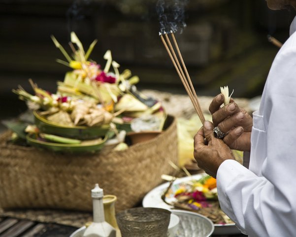 Ein Mann mit Räucherstäbchen in seiner Hand