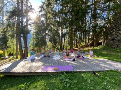 Die Yogaplattform mitten in der Natur