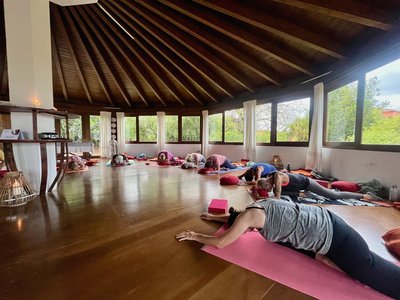 Die Yogahalle im Grünen bietet Platz für intensive Yoga-Stunden