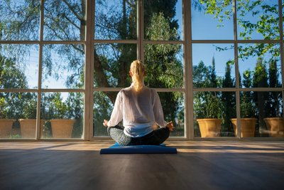 Genießen Sie achtsame Yoga-Stunden im gemütlichen Yoga-Raum. 