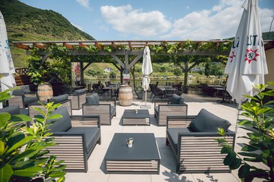 Genießen Sie den Blick von der Terrasse auf die Mosel