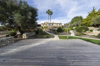 Die Holzterrasse der Finca ist perfekt geeignet für Outdoor Yoga Einheiten bei Sonnenschein