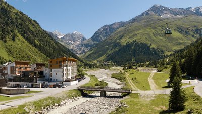Blick auf das Hotel und die umliegenden Berge