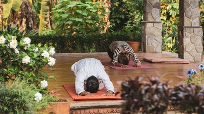 Yoga Übungen im überdachten Yoga-Pavillion