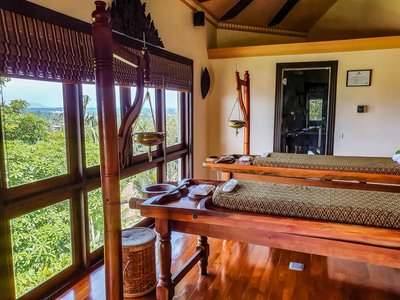 Bei ayurvedischen Anwendungen den Blick ins Grüne genießen